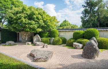 Créer un jardin zen : une touche de sérénité pour votre rénovation extérieure